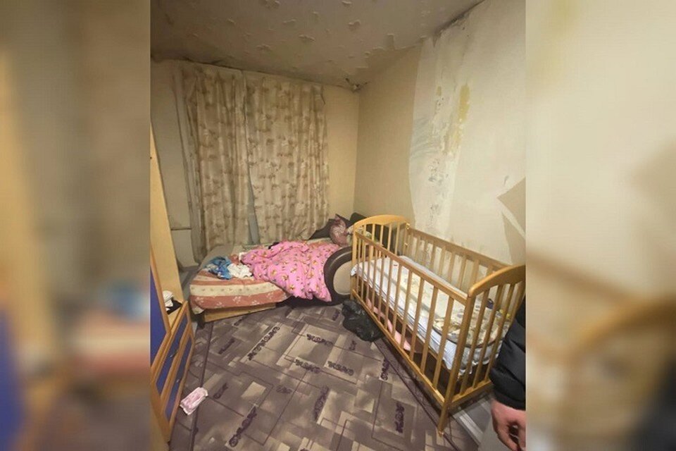 Закрой окно в доме ребенок памятка для родителей. Запирать ребенка в комнате. Запирать ребенка в комнате. Ребёнок открывает. Ребенок открывает входную дверь.