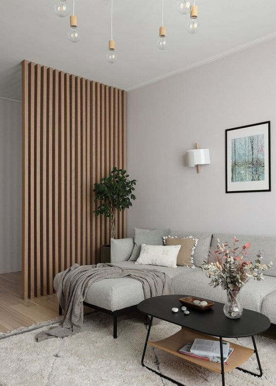 Как сделать зонирование рейками. Телевизор на реечной перегородке. Деревянные перегородки в интерьере. Как сделать зонирование рейками. Реечная перегородка для зонирования комнаты.