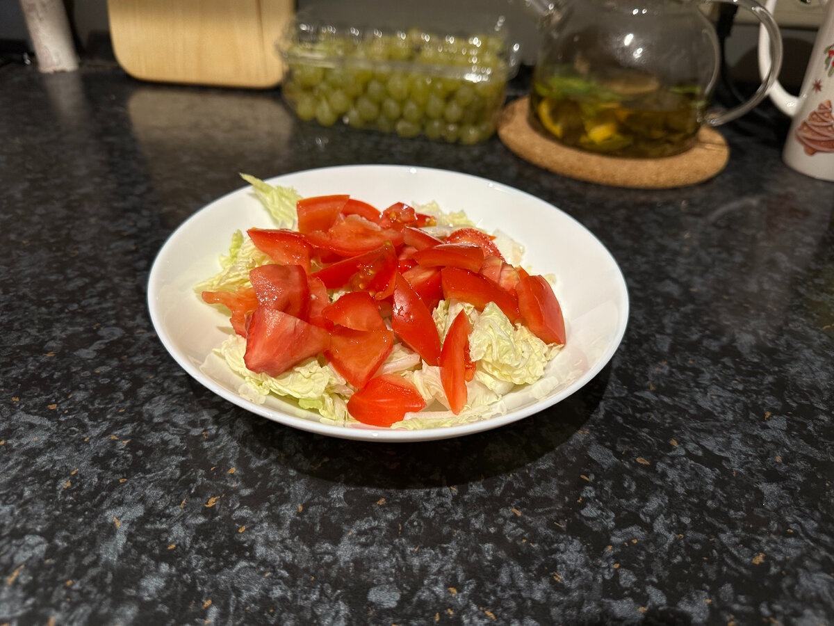 быстрый полезный салат. легкий салатик на скорую руку. салат с курицей. быстрый полезный салат. салат ницарда с тунцом.