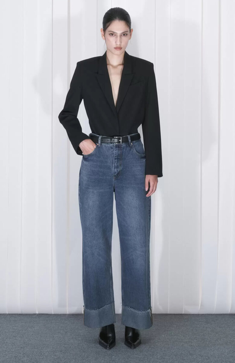 какие джинсы в моде 2023 году. джинсы модные в 2023 году женские. модные джинсы 2023 женские тренды. модные джинсы. какие джинсы в моде 2023 году.