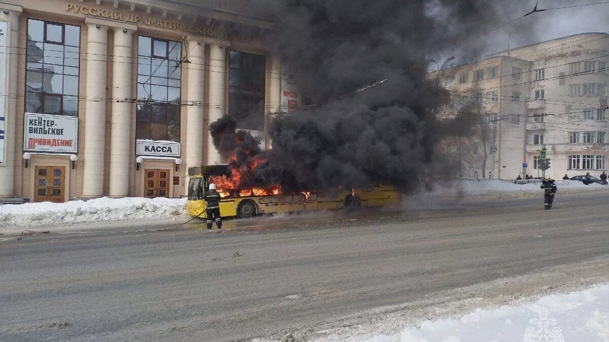     Сегодня 24 января, на улице Горького в Ижевске загорелся городской автобус. На момент пожара пассажиров в транспорте не было, никто не пострадал.