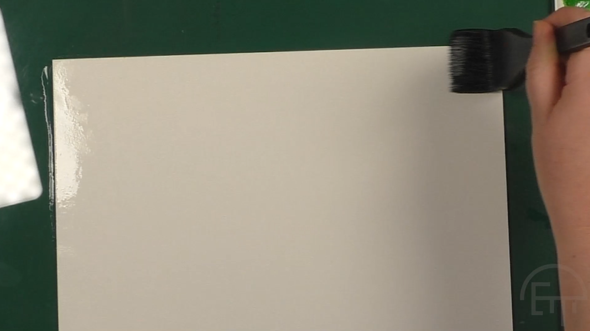 лист бумаги. см в квадрате на листе бумаги. лист бумаги расчерчен на прямоугольники со сторонами 3 см и 4 см. желтая бумага для заметок. сложить бумагу пополам.