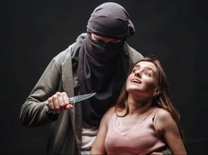 Нападение в свободе. Девушка замахивается ножом.