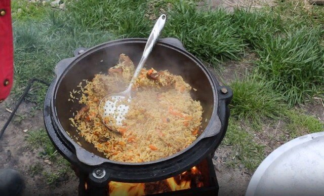 Узбекский плов на костре в казане