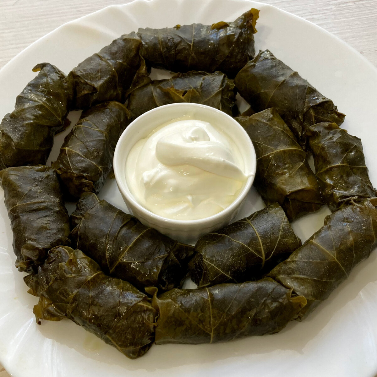 долма из замороженных виноградных листьев. бурлук в виноградных листьях. долма в виноградных листьях заморозить. долма в виноградных. сарма блюдо чем отличается от долмы.