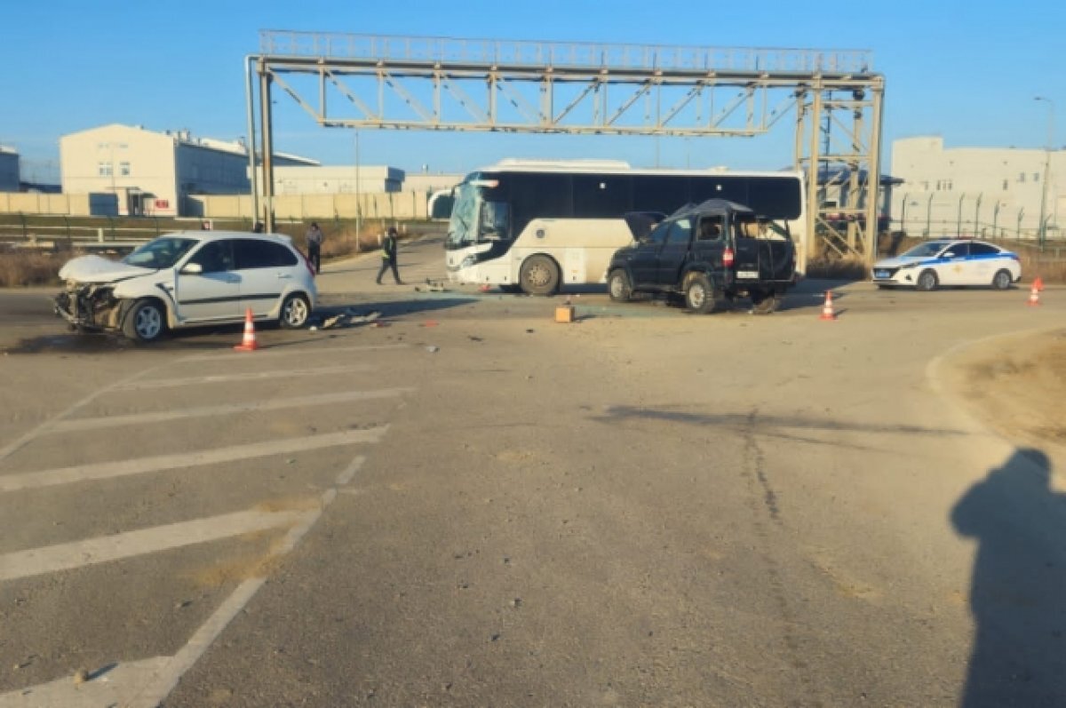    На Кубани от столкновения с легковушкой внедорожник отбросило на автобус