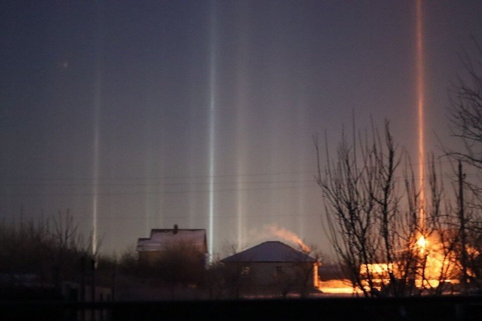 солнечное гало вокруг луны. атмосферное явление гало. эффект гало луна. республика коми воркута. северное сияние в зеленоградске.