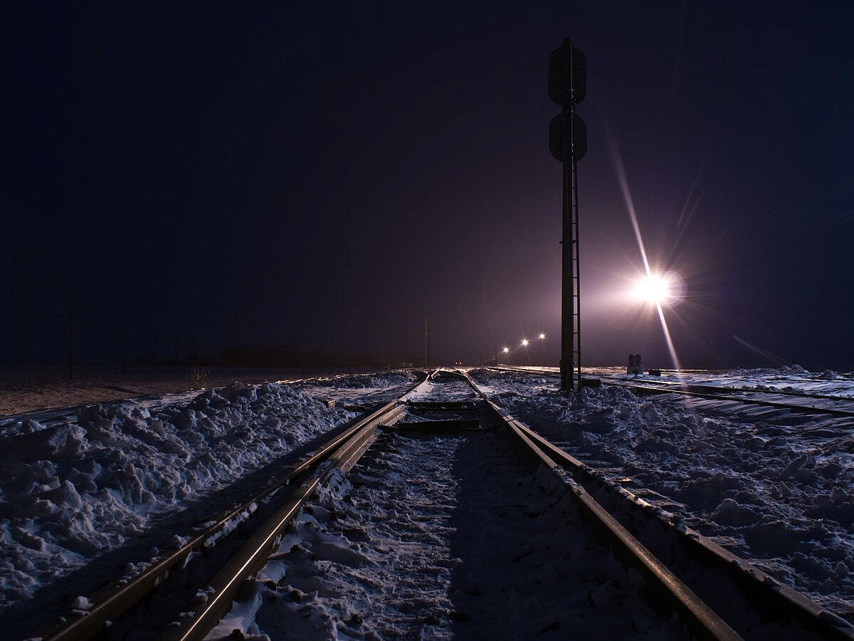 Рельсы зимой ночью. Железная дорога зимой ночью. Рельсы ночью. ЖД пути ночью.