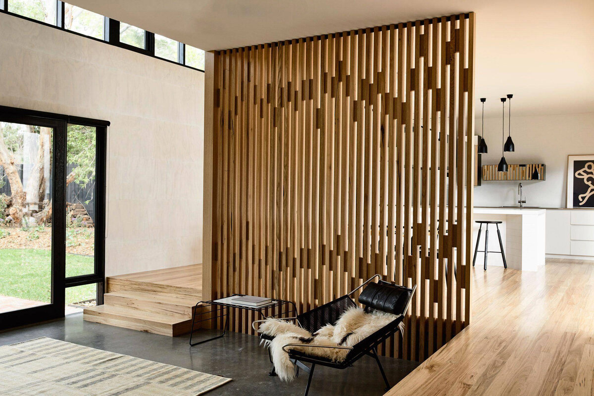 реечная перегородка для зонирования. перегородка из ламелей. перегородки для зонирования. реечная перегородка с поворотным механизмом sofia 37. зонирование комнаты деревянными рейками.