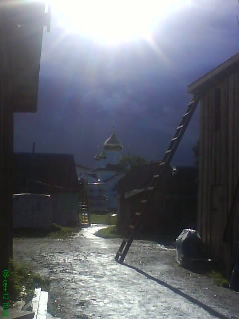 Монастырь ранним утром.