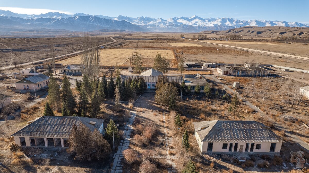 Обзорная аэрофотосъёмка заброшенного пионерского лагеря "Зорька" на берегу Иссык-Куля