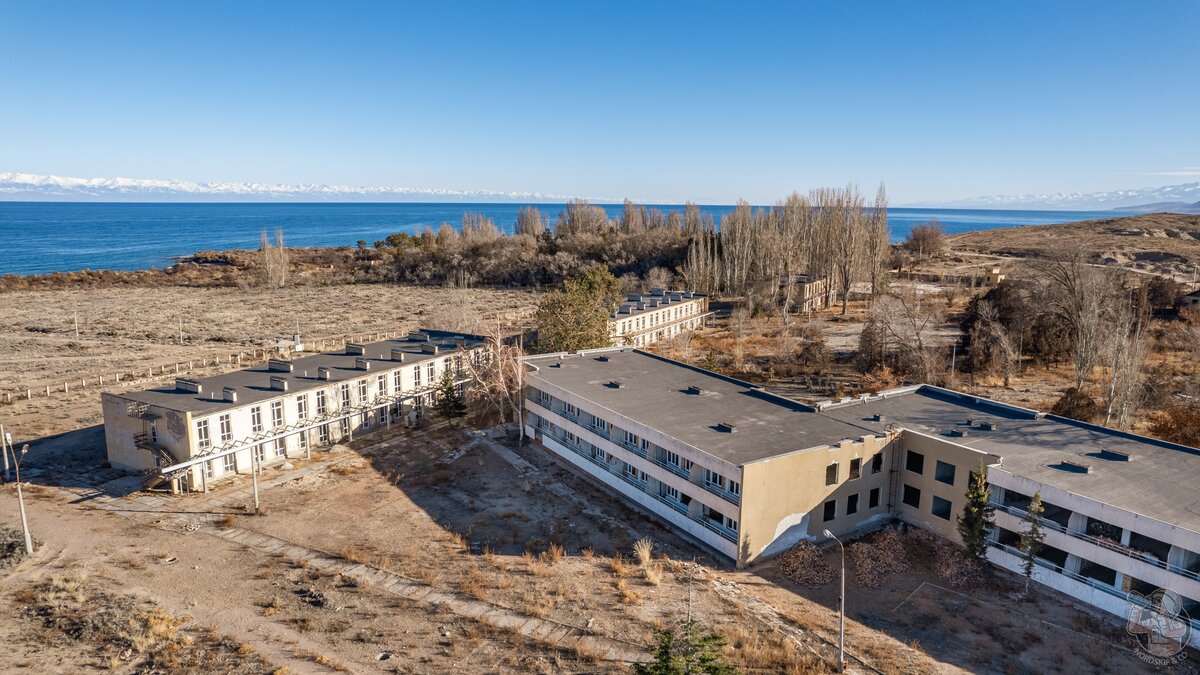 Обзорная аэрофотосъёмка заброшенного пионерского лагеря "Зорька" на берегу Иссык-Куля