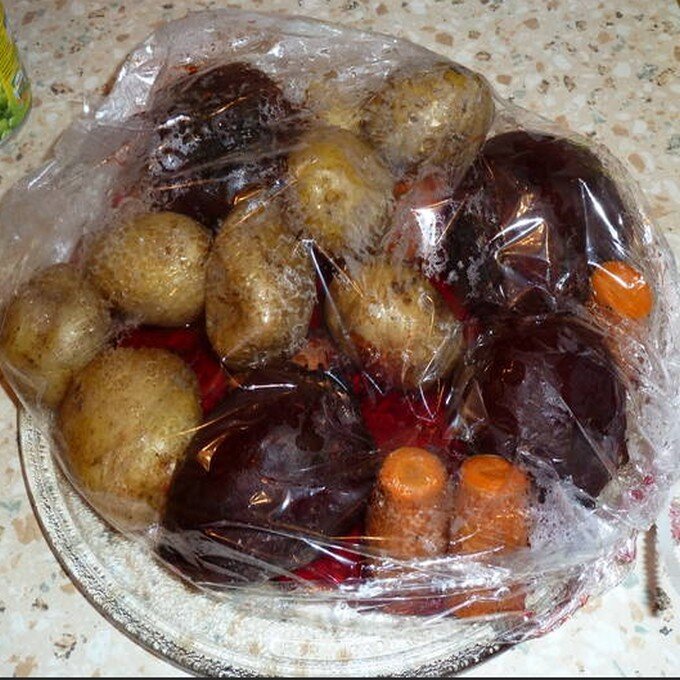 Овощи в микроволновке для винегрета. Овощи для винегрета в духовке в фольге. Пакет для запекания овощей в микроволновке. Овощи в духовке в рукаве для винегрета. Овощи запеченные в пакете.