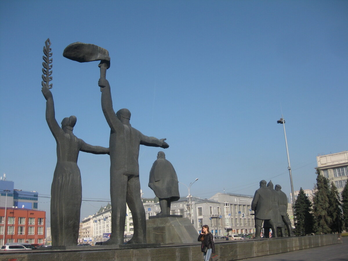 ледяной городок новосибирск 2022 на набережной. новосибирск центр города новый год. рождественская елка на улице. новосибирск новый год. новогодняя улица.