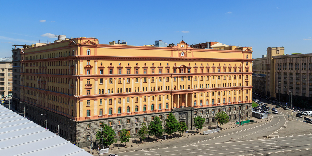 Алексей Щусев - неоднозначный и выдающийся архитектор советского времени, спроектировавший Казанский вокзал, Мавзолей и другие здания.