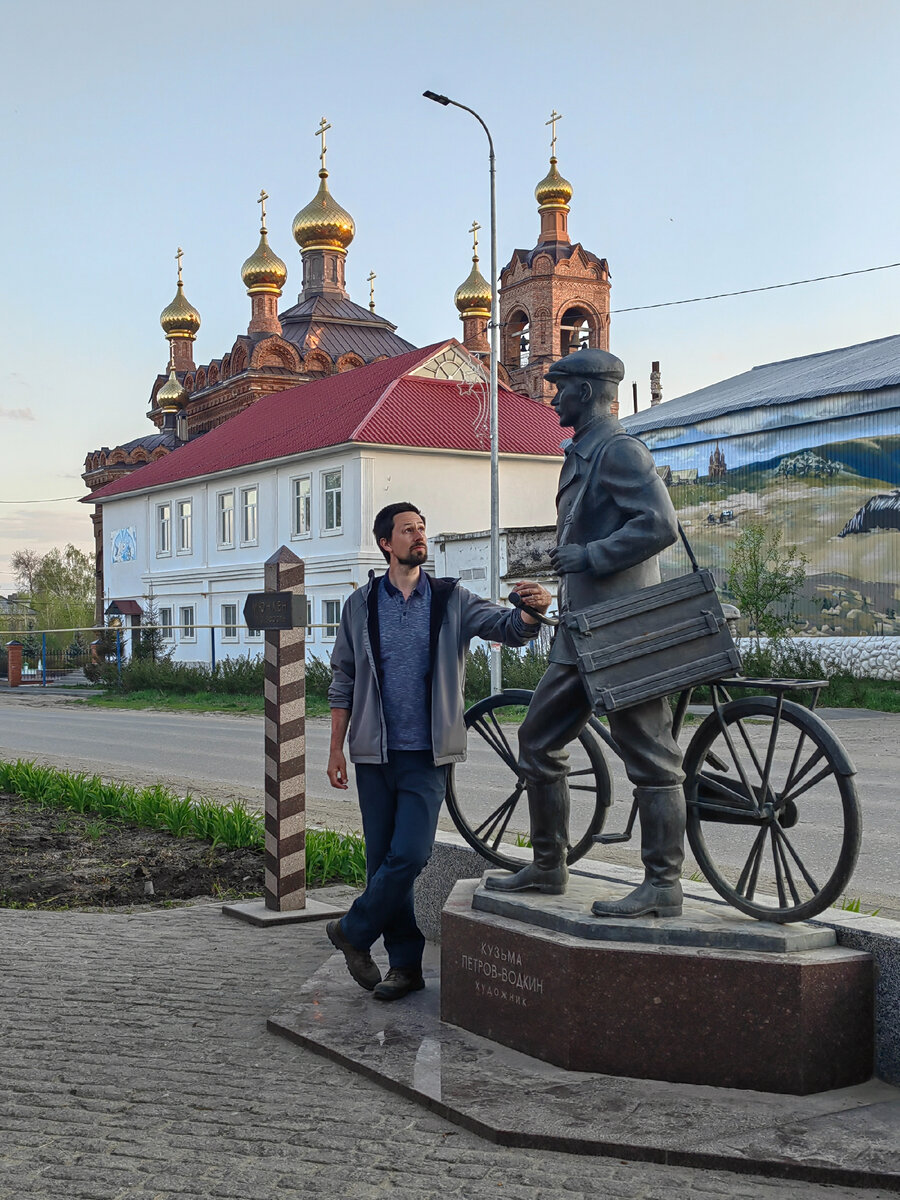 Памятник Петрову Водкину перед художественной галереей