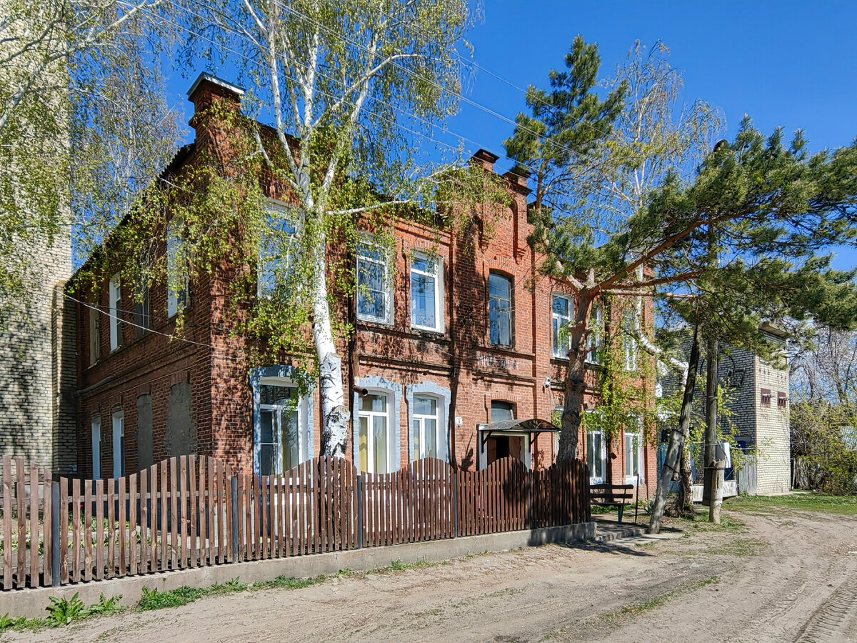 Человек держит в руках свечу. Спички для свечей. Девушка зажигает свечку. Белая свечка в руках. Отпустить свечку.