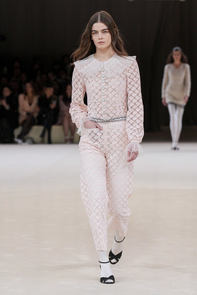 дольче габбана 2021. армани джорджио одежда женская 2022. подиум 2022-2023. фенди весна лето 2023. модный показ минимализм.