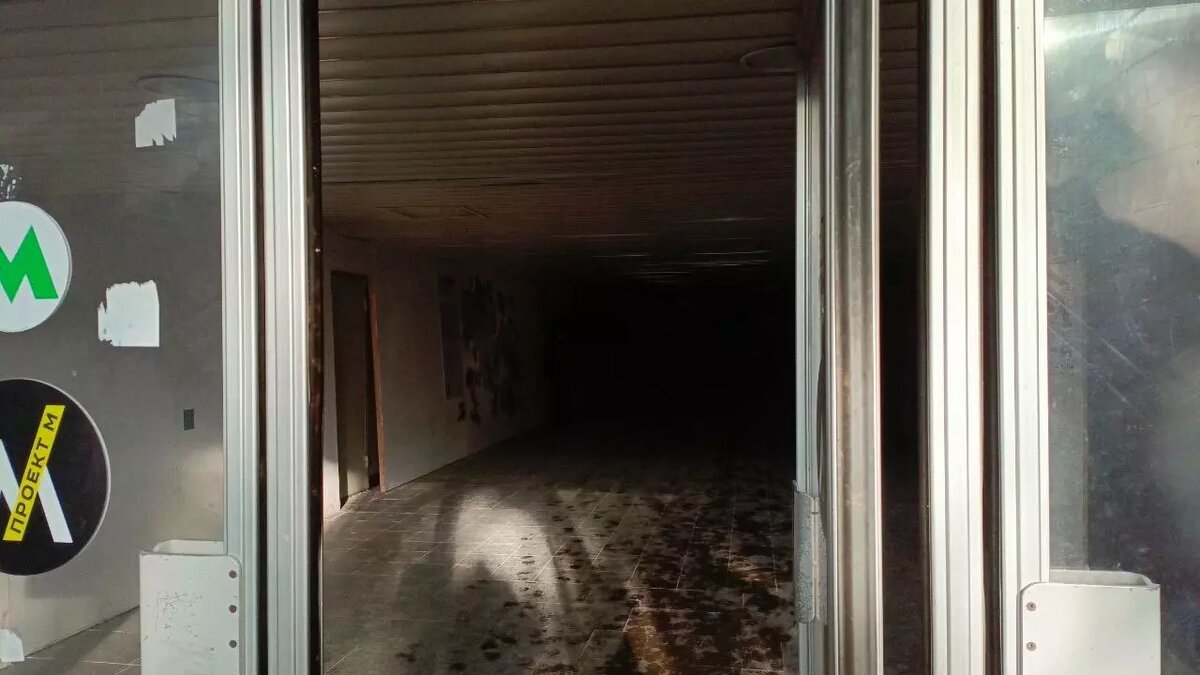     Омичи преодолевают путь под землей с помощью фонариков смартфонов.