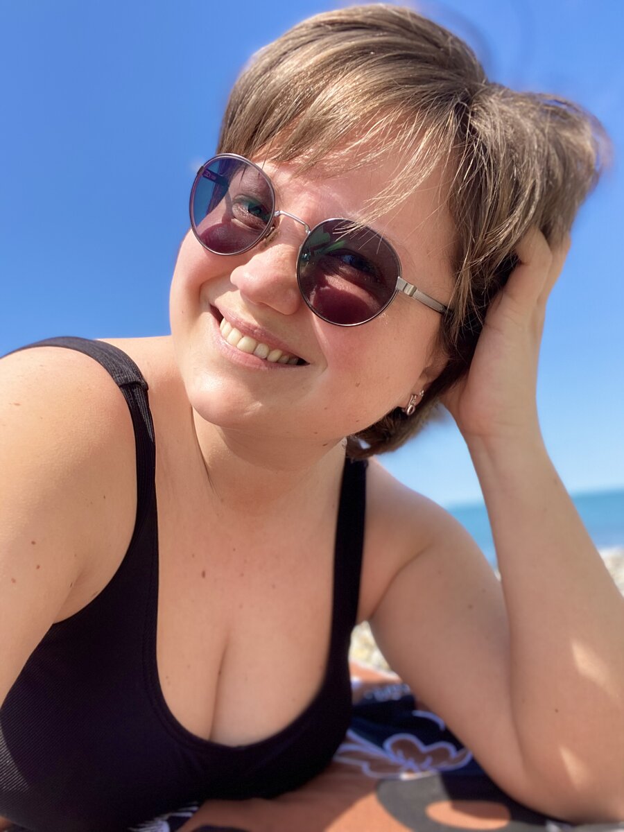 Это я в апреле того года открывала пляжный сезон