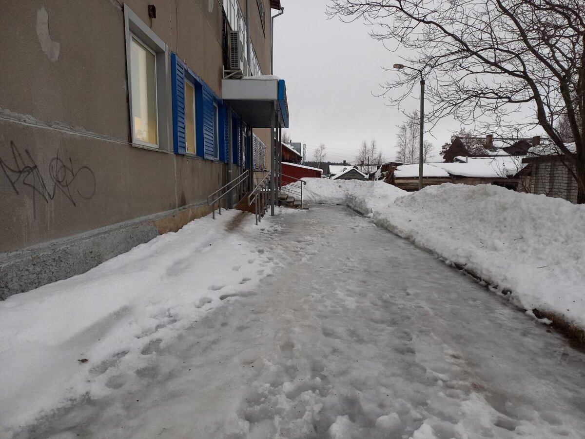    В Сортавале скользко, а снег с крыш практически не чистится"Фактор News"