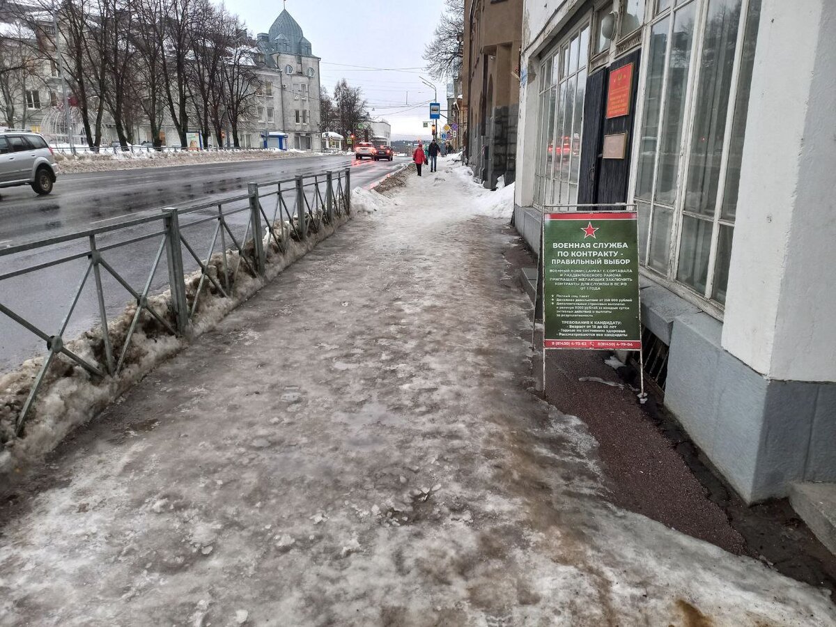    В Сортавале скользко, а снег с крыш практически не чистится"Фактор News"