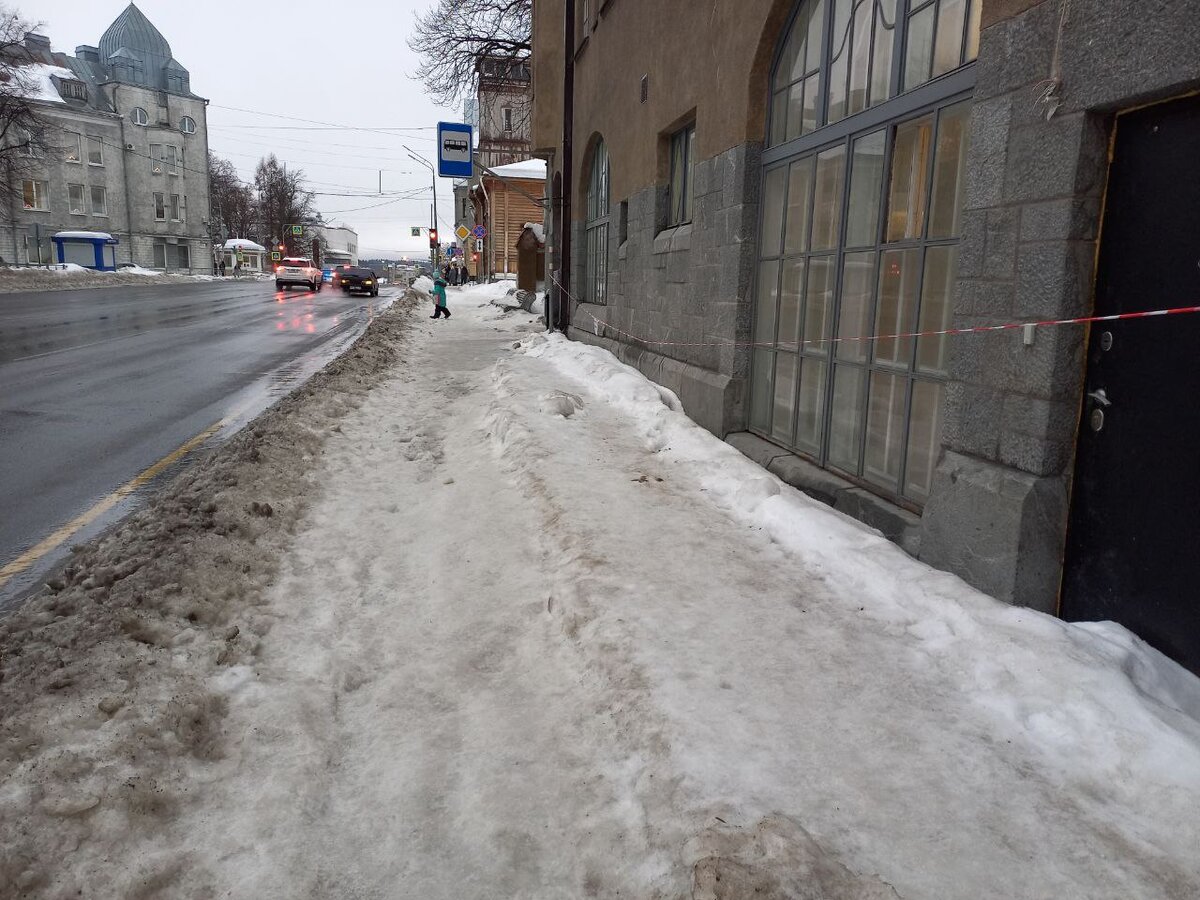    В Сортавале скользко, а снег с крыш практически не чистится"Фактор News"