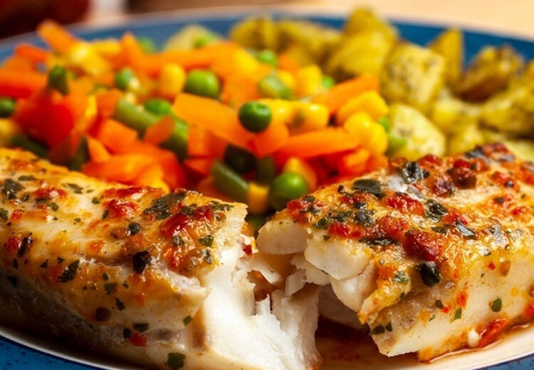 Рыба в духовке. Рыба с овощами в духовке. Рыба запеченная в фольге. Какую рыбу делают в духовке. Рыба толстолобик запеченная.