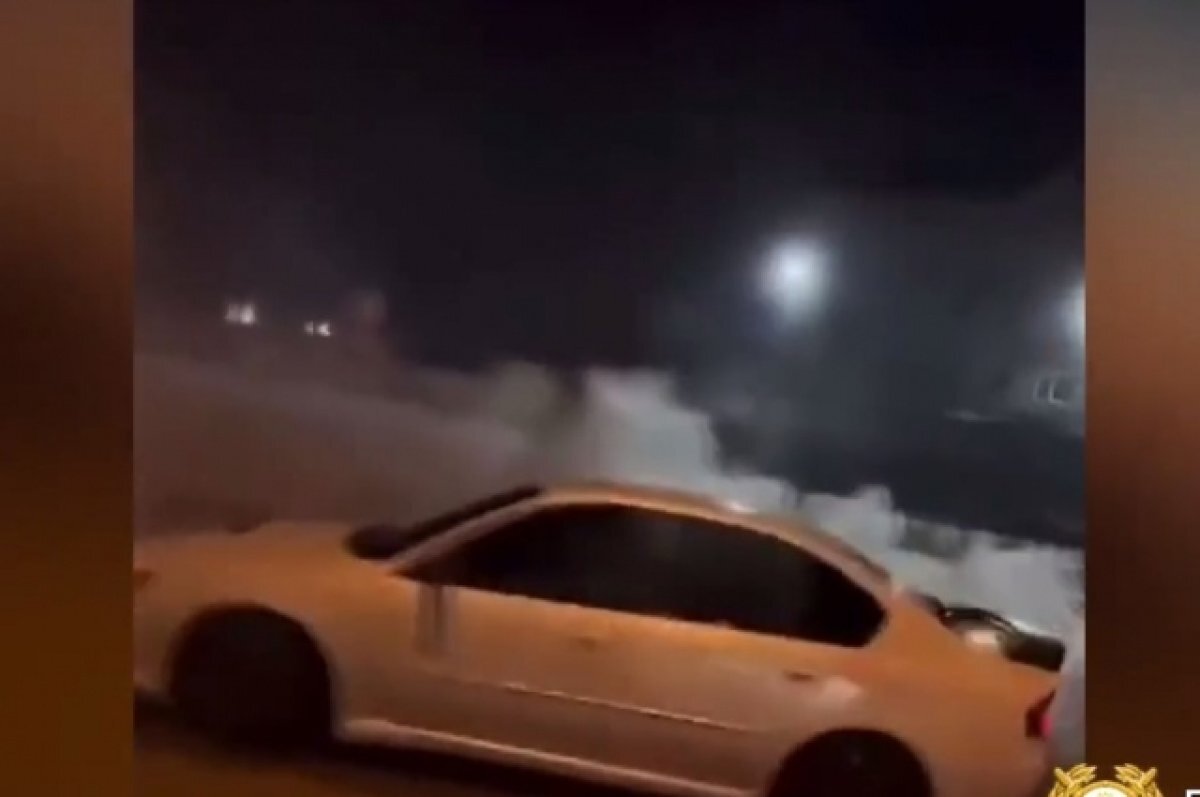    Мужчина совершал опасные маневры на автомобиле.