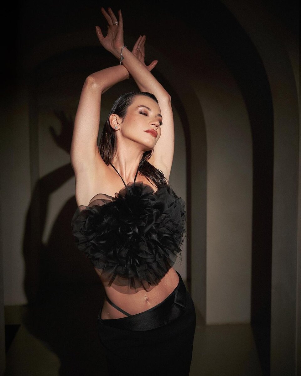 Героини нашей подборки забыли о скромности, зато вспомнили о моде нулевых. Смотри, кто из селебрити вернулся к истокам гламурной дерзости. Нюша Попса в прошлом! Теперь Нюша в рэп-тусовке!-9