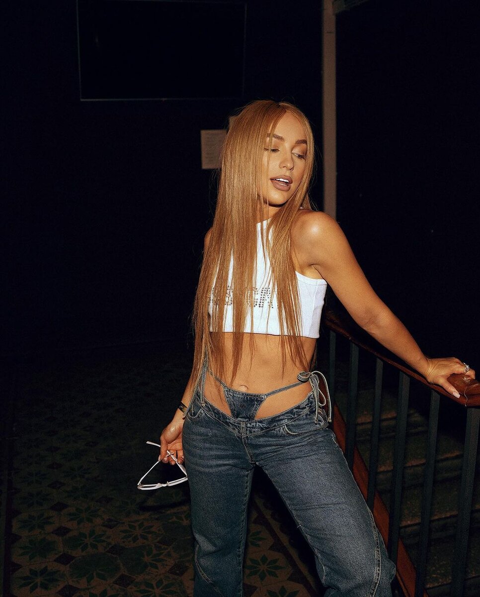 Героини нашей подборки забыли о скромности, зато вспомнили о моде нулевых. Смотри, кто из селебрити вернулся к истокам гламурной дерзости. Нюша Попса в прошлом! Теперь Нюша в рэп-тусовке!-10