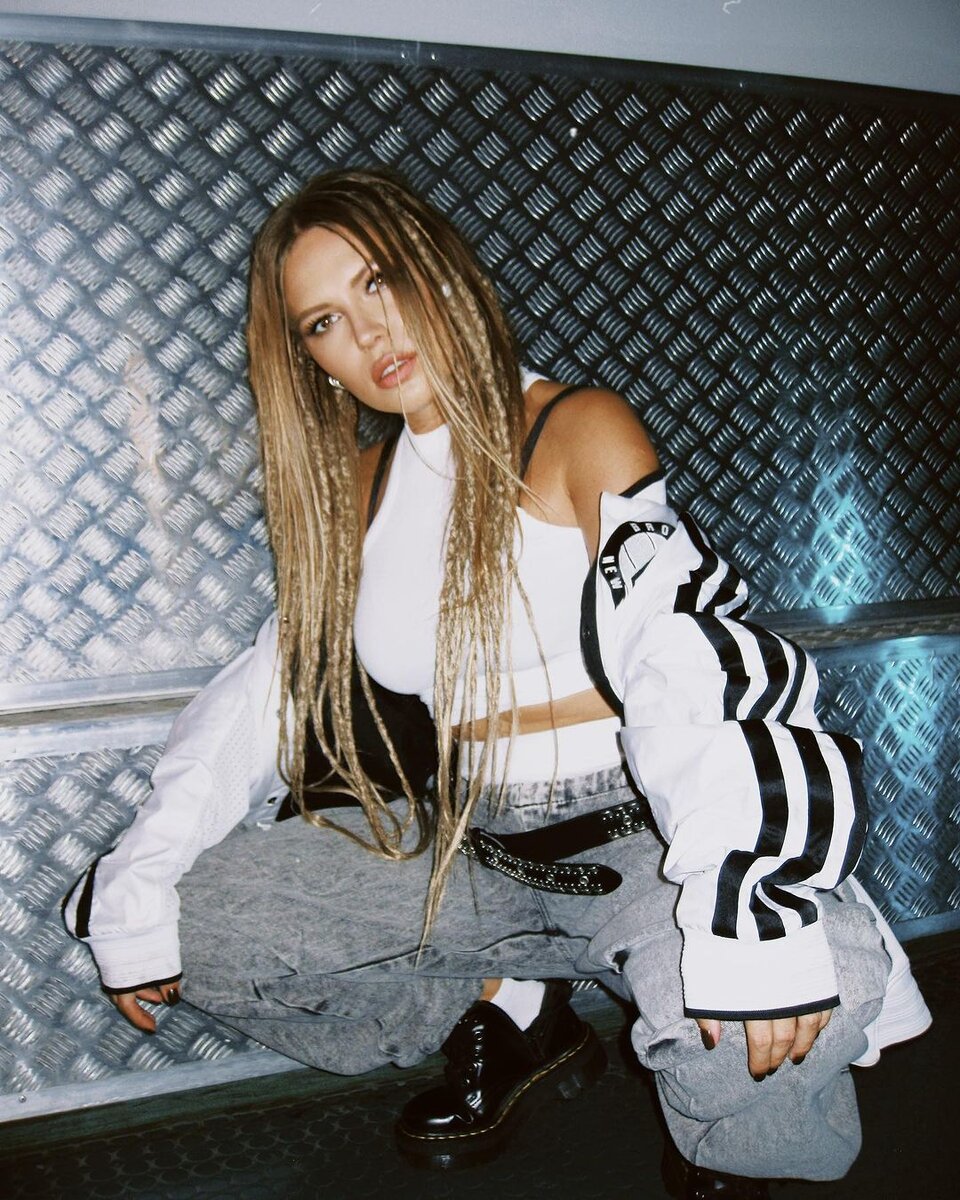 Героини нашей подборки забыли о скромности, зато вспомнили о моде нулевых. Смотри, кто из селебрити вернулся к истокам гламурной дерзости. Нюша Попса в прошлом! Теперь Нюша в рэп-тусовке!-15