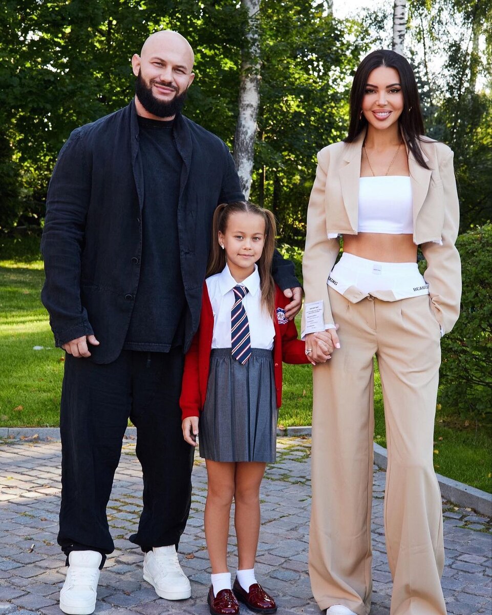 Героини нашей подборки забыли о скромности, зато вспомнили о моде нулевых. Смотри, кто из селебрити вернулся к истокам гламурной дерзости. Нюша Попса в прошлом! Теперь Нюша в рэп-тусовке!-17