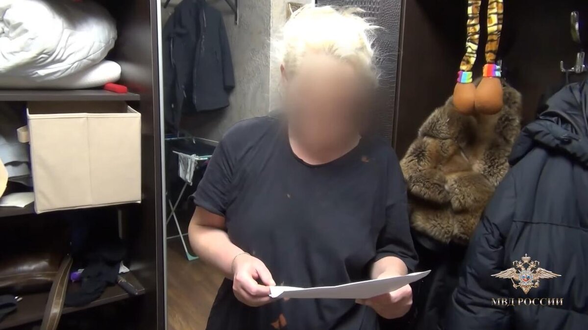 Профессии на английском для детей карточки. Как переводится teacher на русский. She is a teacher отрицание. Singular местоимения. Фразы на английском с транскрипцией.