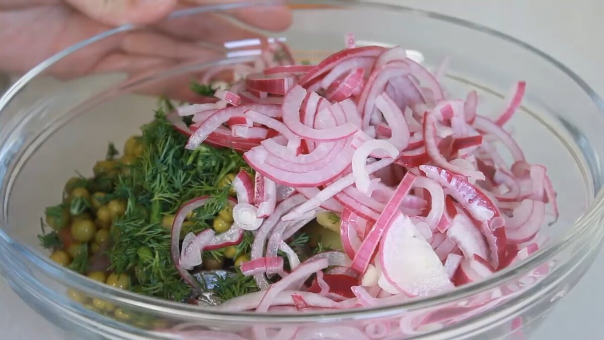 Салат селедка с луком. Салат с селедкой и горошком. Салат сельдь с луком. Салат с красным луком. Салат из селёдки с горошком и луком.