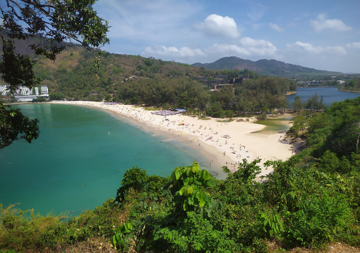 Пляж Най Харн вид со смотровой площадки 