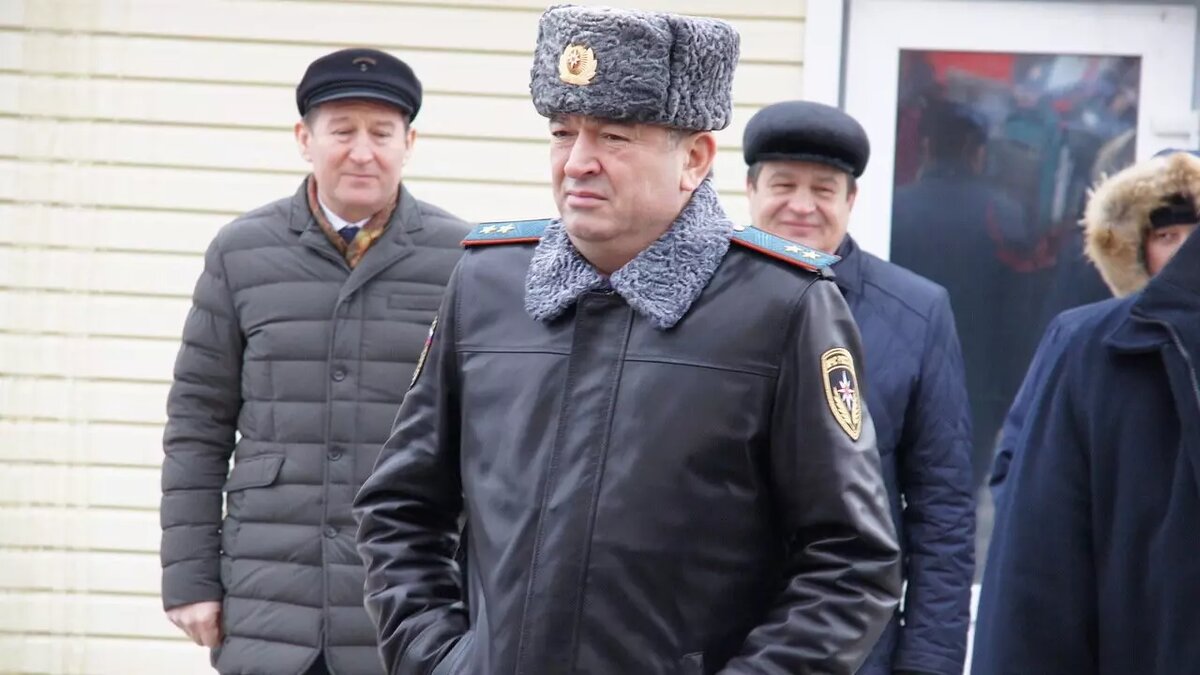     В ходе итоговой коллегии МЧС РТ состоялась церемония прощания с бывшим начальником Рафисом Хабибуллиным. Он стал помощником главы Татарстана Рустама Минниханова. Об этом пишет «Бизнес Онлайн».