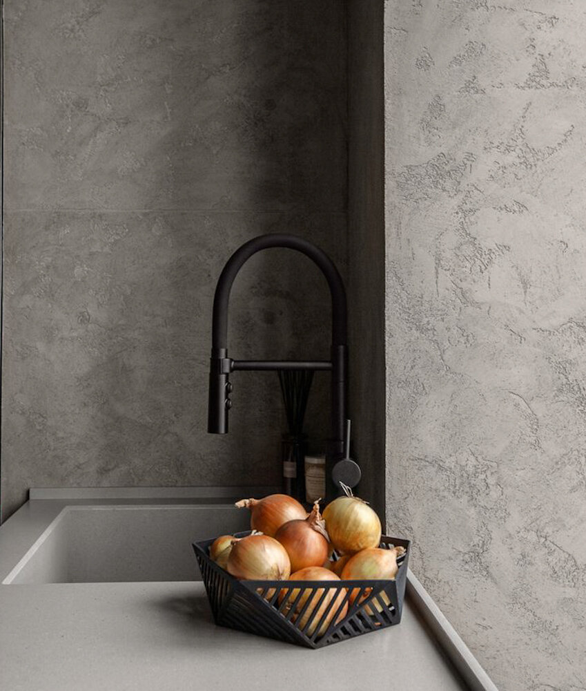 Микроцемент декор. Лофт штукатурка микроцемент. Микроцемент антрацит. Forza микроцемент. Микробетон декоративная штукатурка.