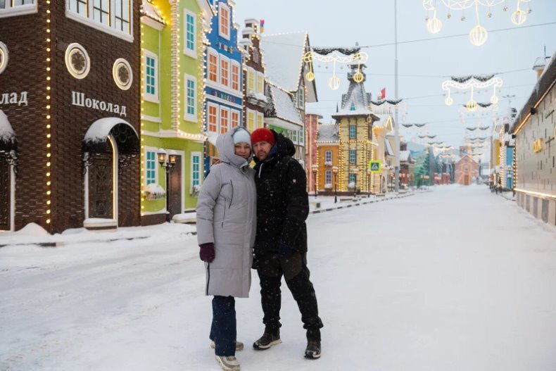 Мы с мужем в сказочном городке. Фото: Юлия Пыхалова, «Комсомольская правда»