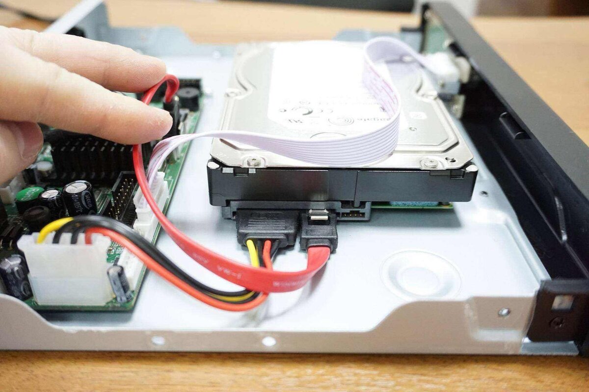 Нужно новый жесткий. Подключить жёсткий диск к компьютеру SATA. Как подключить провода к жесткому диску. Как подключить жесткий диск SATA 3. Как подключить SATA жесткий диск к компьютеру.