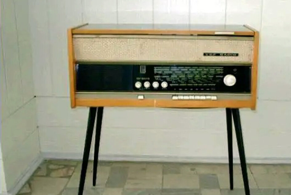 Радиола латвия 1959. Эстония 55 радиола. Радиоприемник рекорд 59. Радиола кантата радиола. Эстония 3 ламповая радиола.