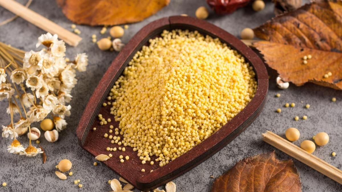    Кускус в деревянной тарелке:Freepik