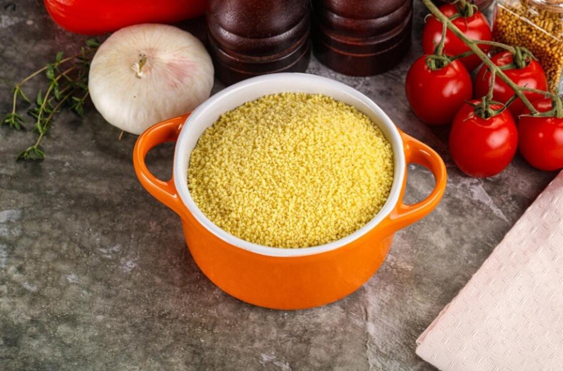    Кускус в кастрюле, томаты, головка чеснока:Freepik