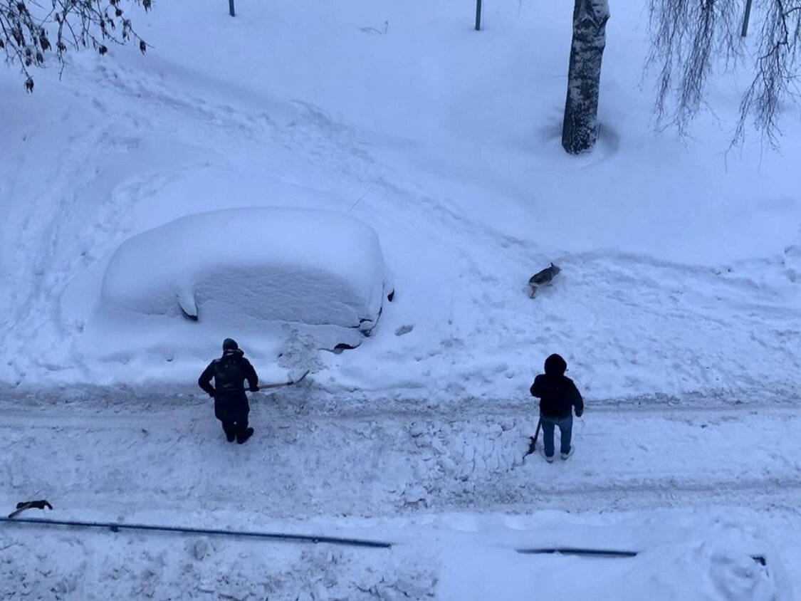 Радоваться каждому дню. Позитивные цитаты для поднятия настроения. Не радуйтесь однако. Открытки жизнь прекрасна и удивительна. Радоваться за других.