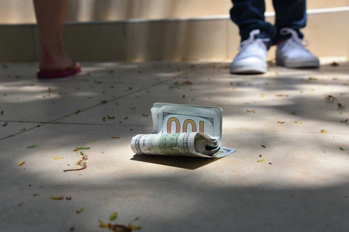 Человек миа всех вещецй. Владеющим всем. Человек мир всех вещей. Лояльность это простыми словами. Что значит принадлежать человеку.