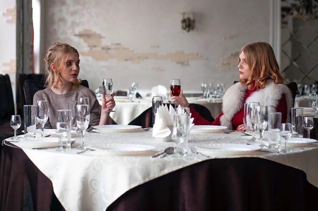 Встреча влюбленных. Люди оглядываются на улице. Девушка в кино. Слова поддержки любимому мужчине. Недавно встретила бывшего.