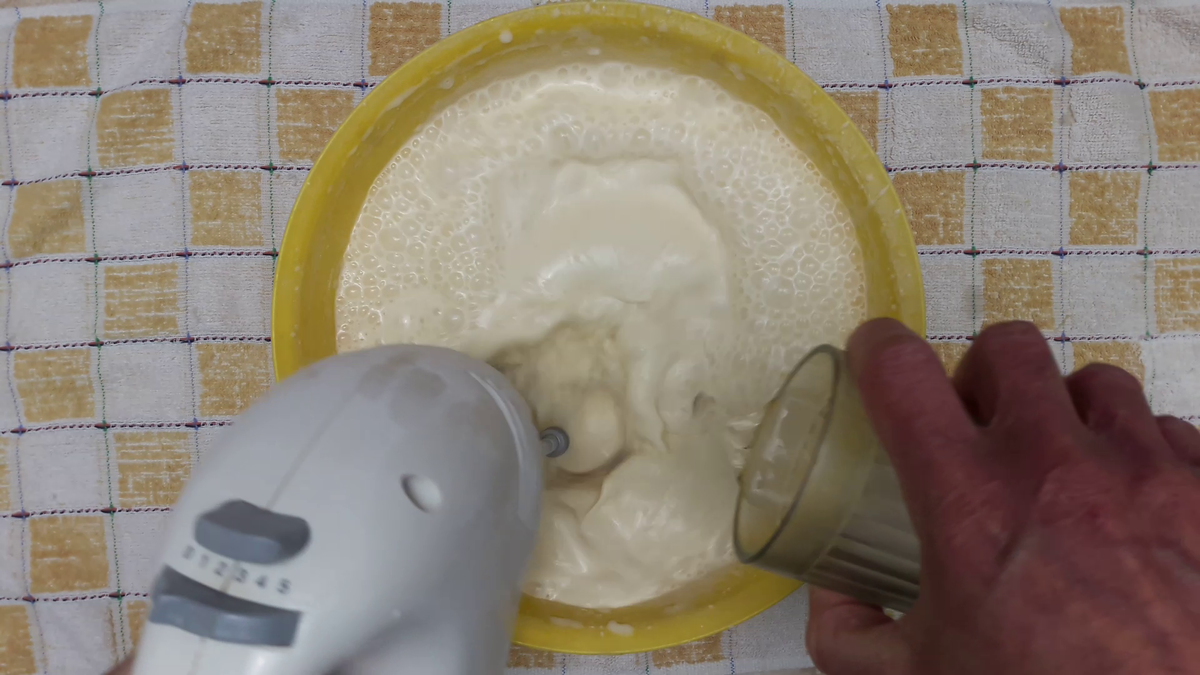 тесто со сметаной молоком. тесто со сметаной молоком. крем из сметаны для блинчиков. жидкое тесто на сметане. творог со сгущенкой крем для торта.