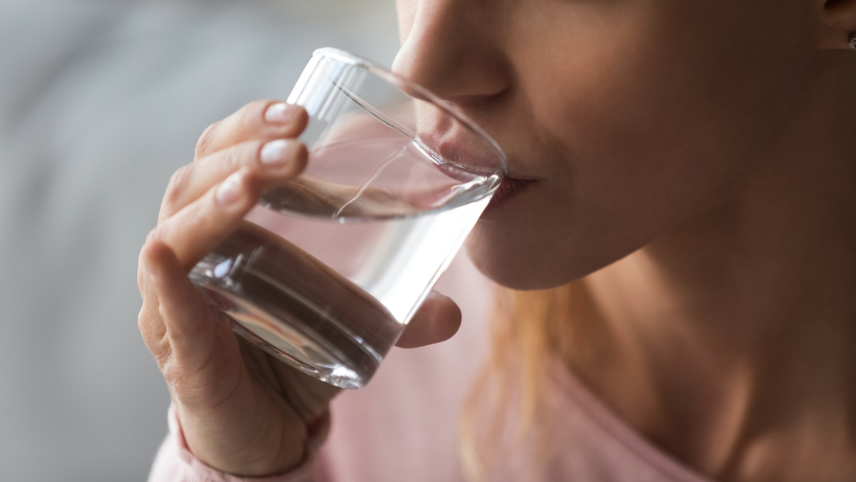 питье воды в день. после ужина. выпить воды. мужчина с вином. стакан полон.