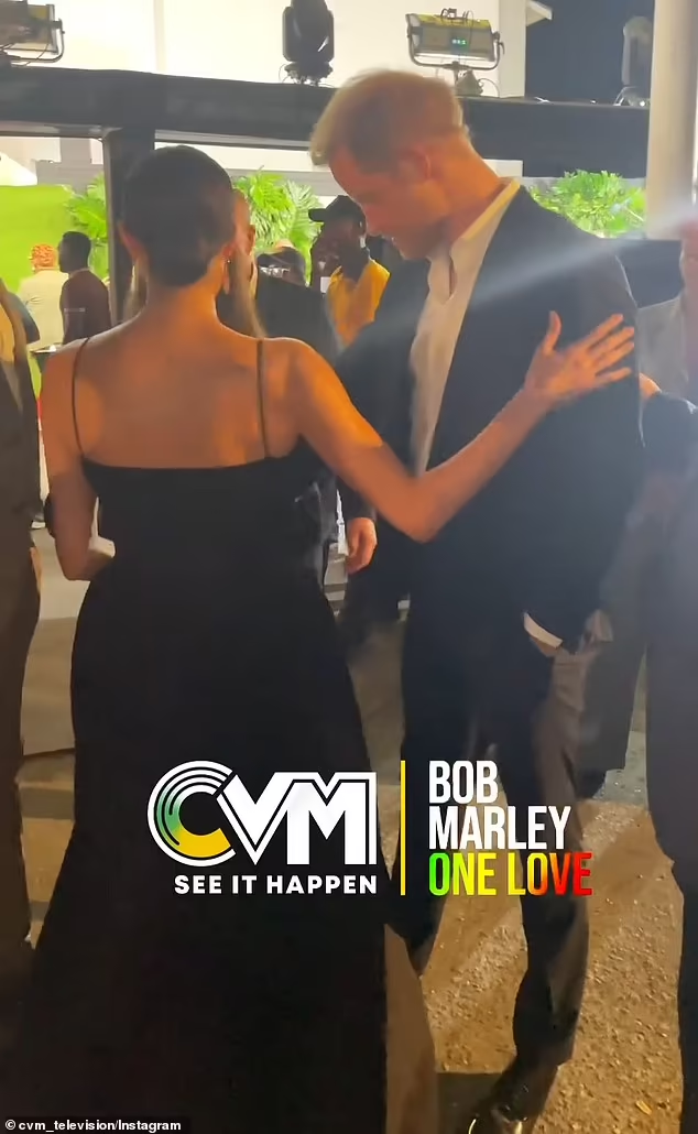 Давай влюбимся 5. Мужские руки обнимают. Бриана эвиган и райан гузман шаг вперёд 5. Люк брейси и лиана либерато встречаются. Сэм клафлин с любовью рози.