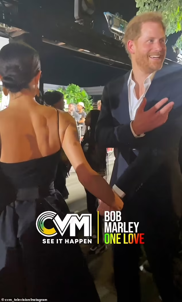 парень дарит девушке. Lovers open. парень дарит девушке подарок. романтические парочки. обои про любовь f.